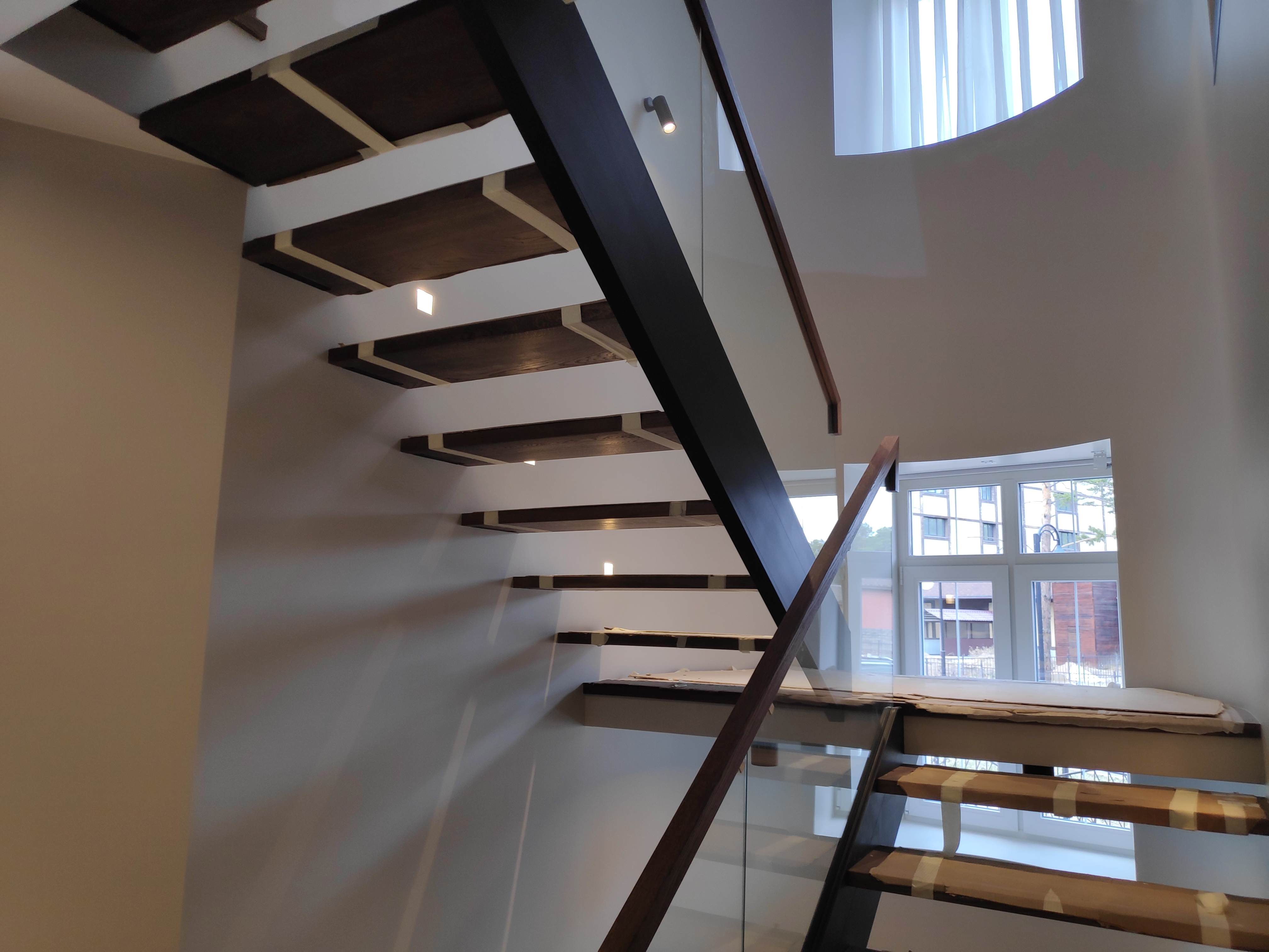 Поворотная лестница на алюминиевом косоуре с интегрированным стеклянным ограждением