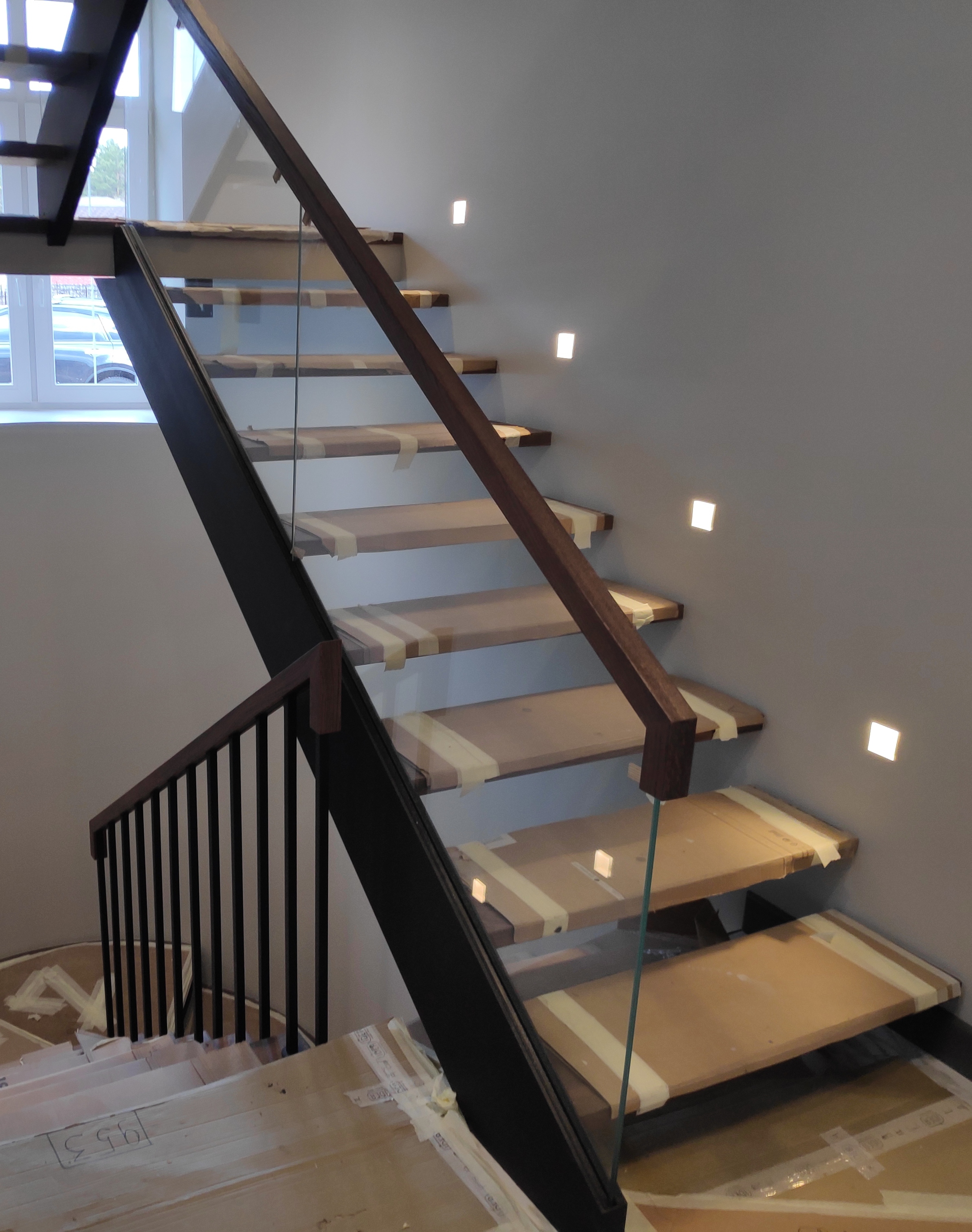 Поворотная лестница на алюминиевом косоуре с интегрированным стеклянным ограждением